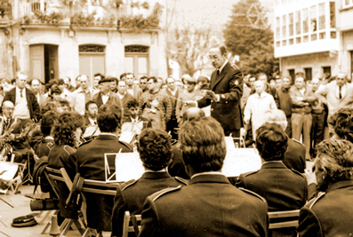 Imaxe de Don Ricardo Noya, dirixindo a banda na praza de Macías
