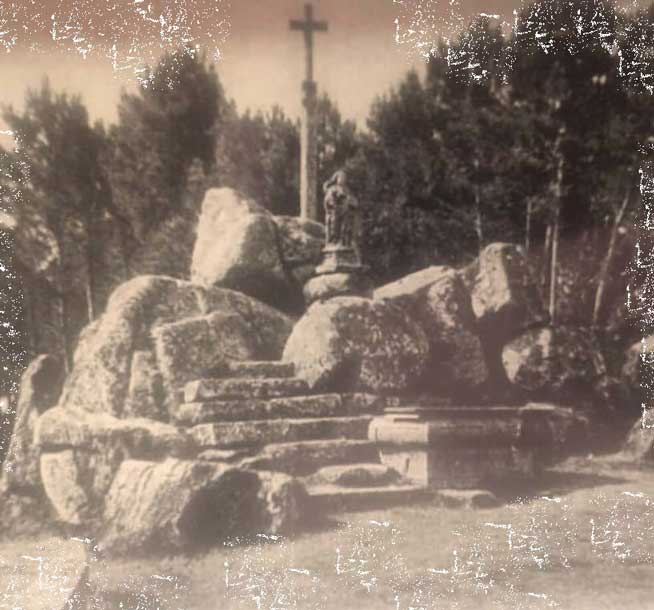 Fotografía do Santieguiño do monte co altar diante das pedras