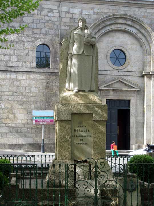 Imaxe do monumento a Rosalía de Castro no Espolón