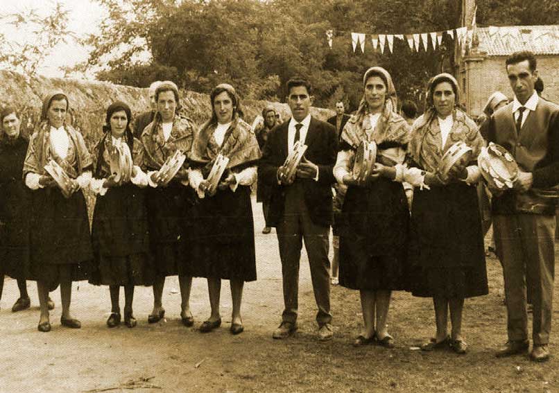De esquerda a dereita: Isolina Baleirón Picadizo; Carme de Peracoba; Erundina Pérez Fabeiro (cuñada); María Elena Pérez Fabeiro (muller); Francisco Chouzas Tobío (‘Paco’); Elisa Pérez Diz; Manuela Chouzas Tobío (irmá) e Manuel Trigo Calvo