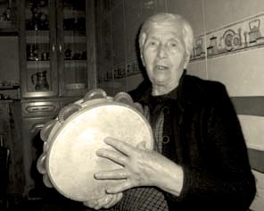 Imaxe de Ramona García Rosende tocando a pandeireta